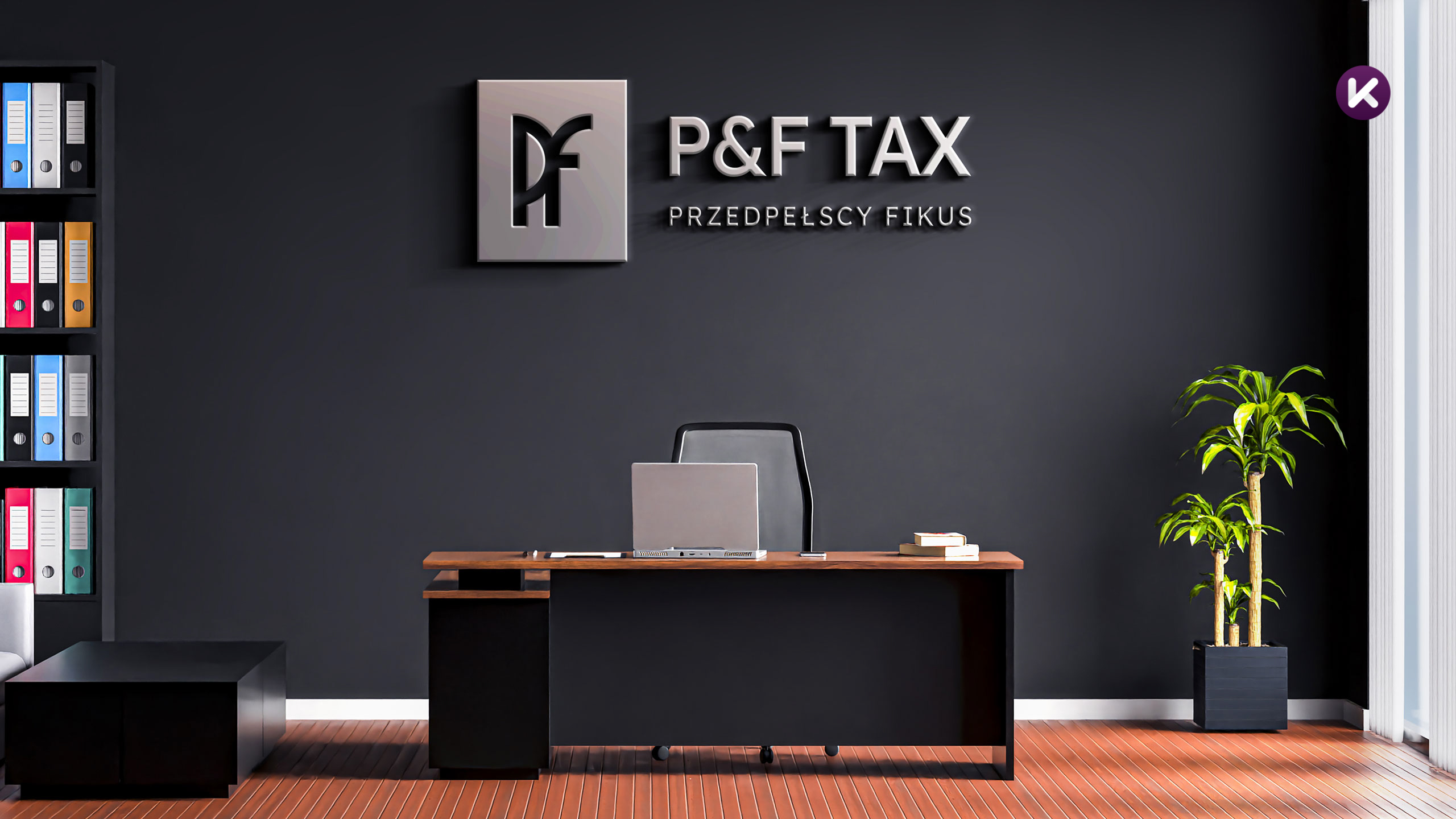 Logo firmy P&F Tax na ścianie w biurze