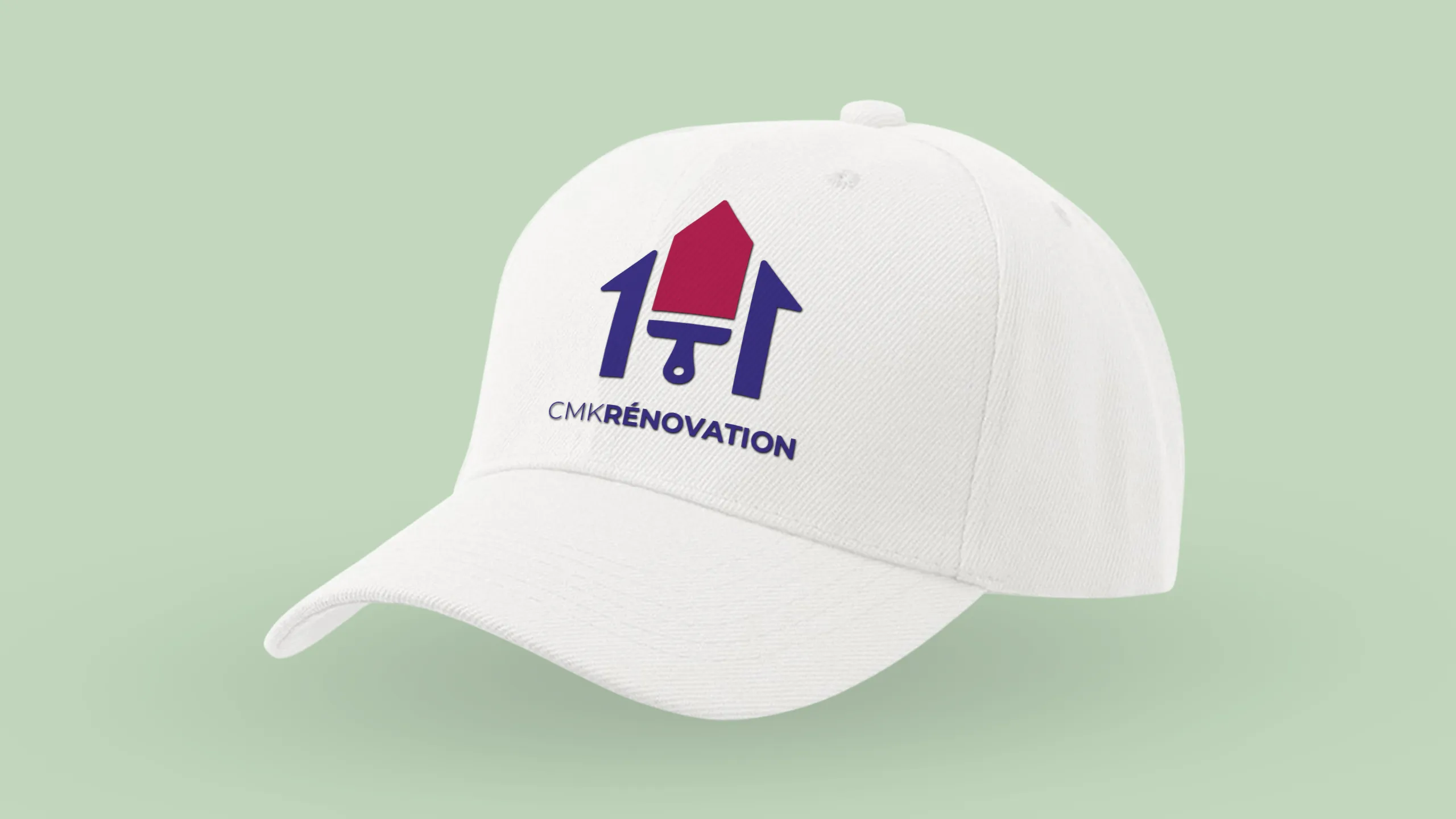 Biała czapka z daszkiem z nadrukowanym logo CMK Renovation w kolorach granatowym i czerwonym