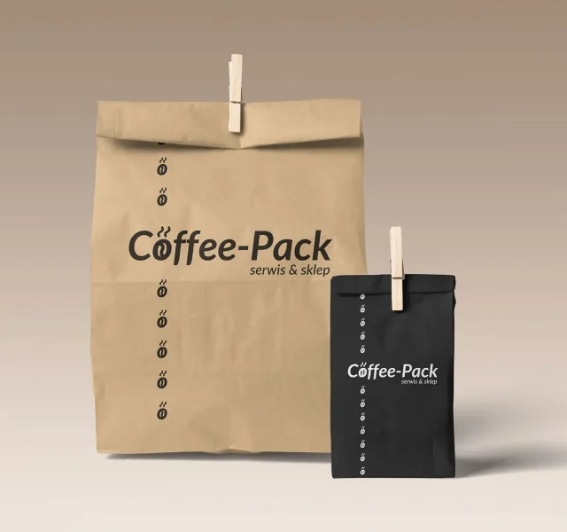 Papierowe torby Coffee-Pack z nadrukowanym logo w kolorze beżowym i czarnym, przypięte drewnianymi klamerkami na neutralnym tle.