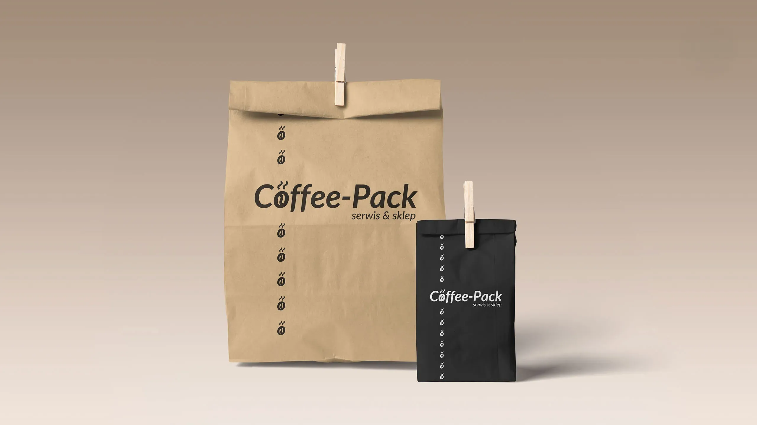 Papierowe torby Coffee-Pack z nadrukowanym logo w kolorze beżowym i czarnym, przypięte drewnianymi klamerkami na neutralnym tle.