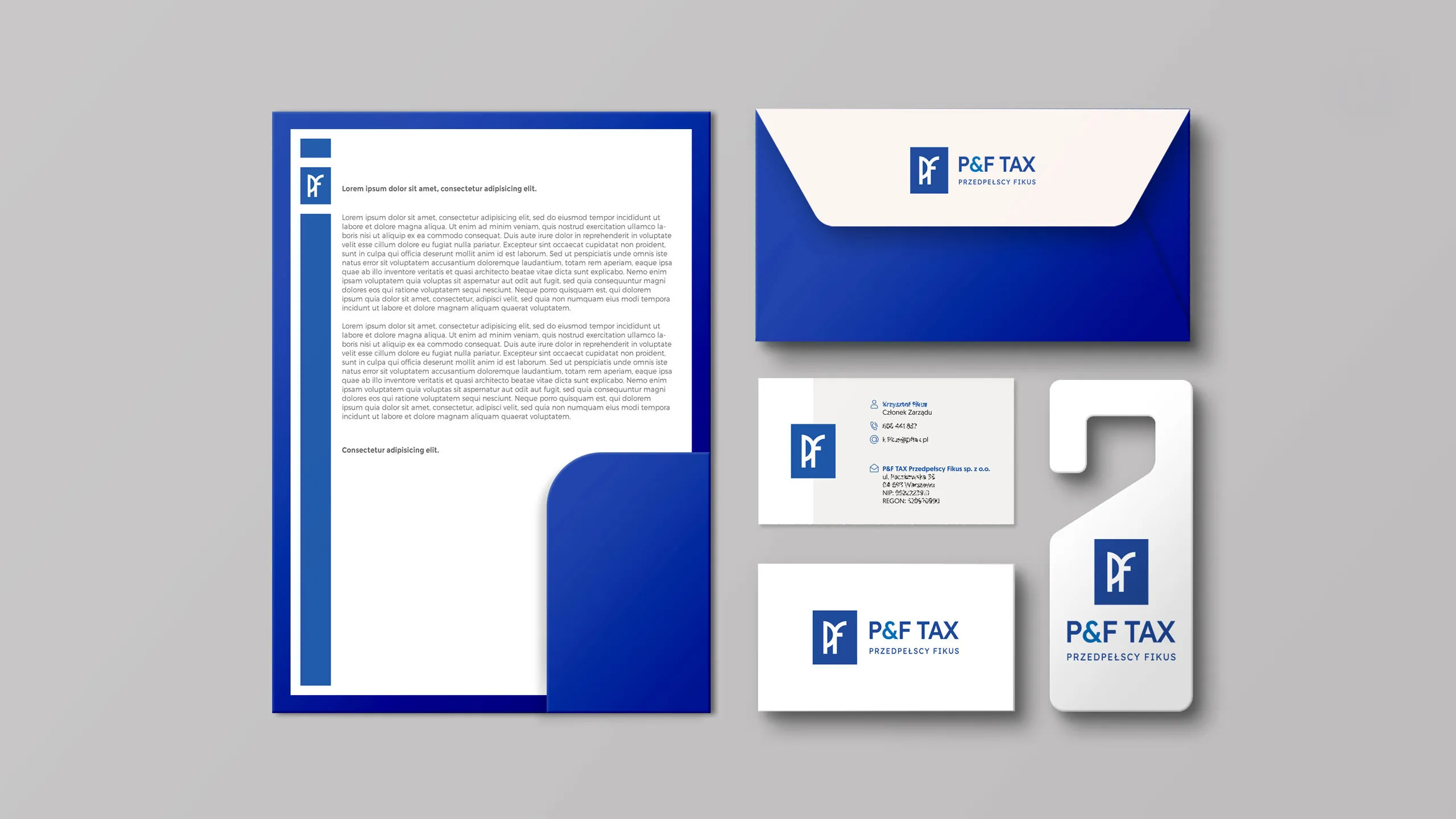 Papier firmowy, koperta, wizytówki oraz zawieszka drzwiowa z logo P&F Tax w niebiesko-białej identyfikacji wizualnej.