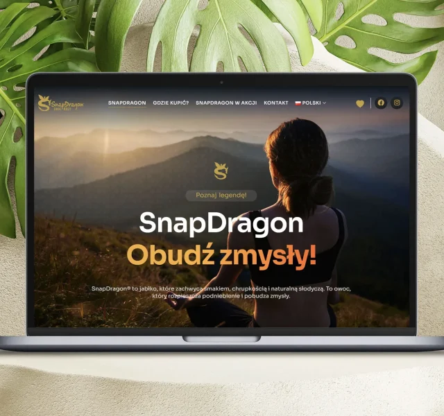 Strona internetowa SnapDragon wyświetlana na laptopie, z hasłem „Obudź zmysły!” i zdjęciem kobiety na tle gór o zachodzie słońca.