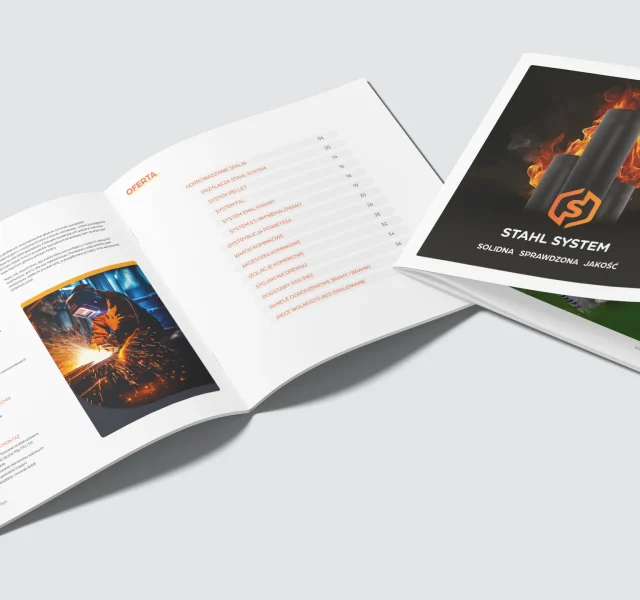 Otwarty katalog firmowy Stahl System z okładką przedstawiającą system kominowy w płomieniach oraz rozkładówką z ofertą i zdjęciem spawania. Projekt katalogu przygotowany przez KREOO Studio projektowe z Mielca