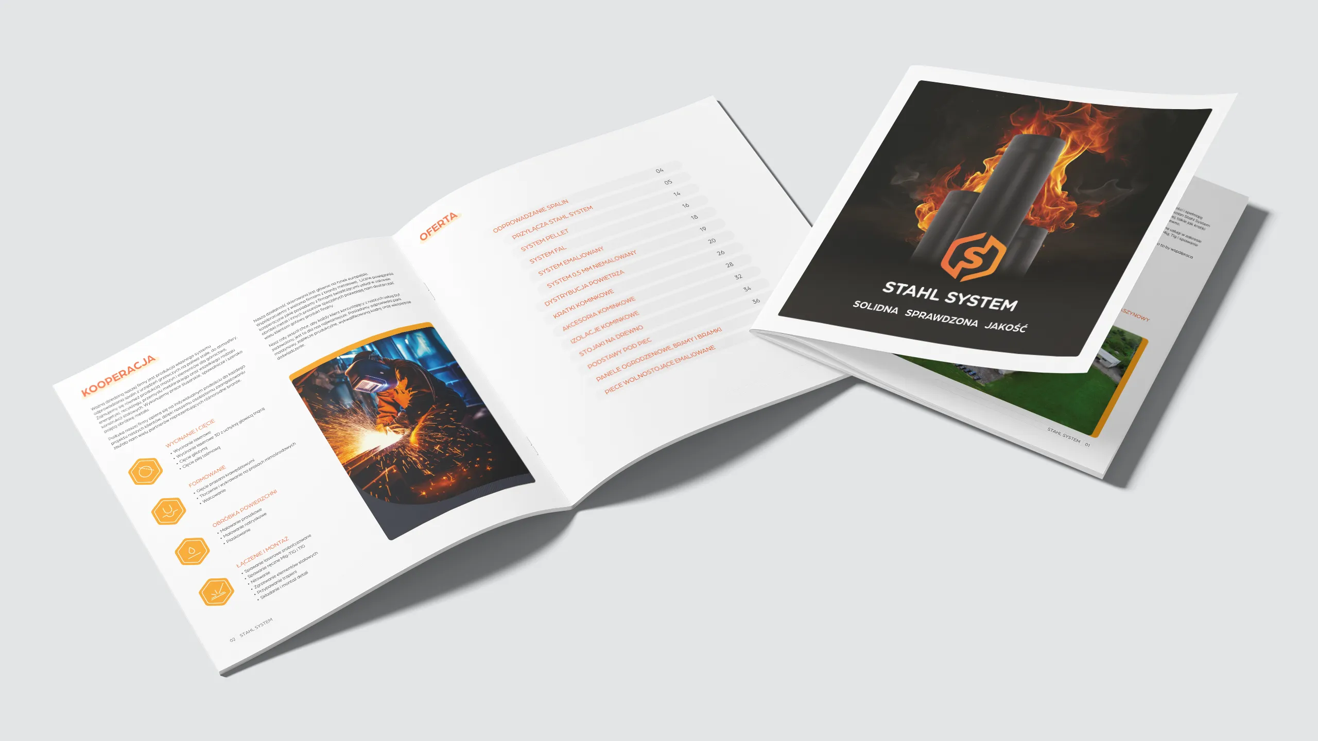 Otwarty katalog firmowy Stahl System z okładką przedstawiającą system kominowy w płomieniach oraz rozkładówką z ofertą i zdjęciem spawania. Projekt katalogu przygotowany przez KREOO Studio projektowe z Mielca