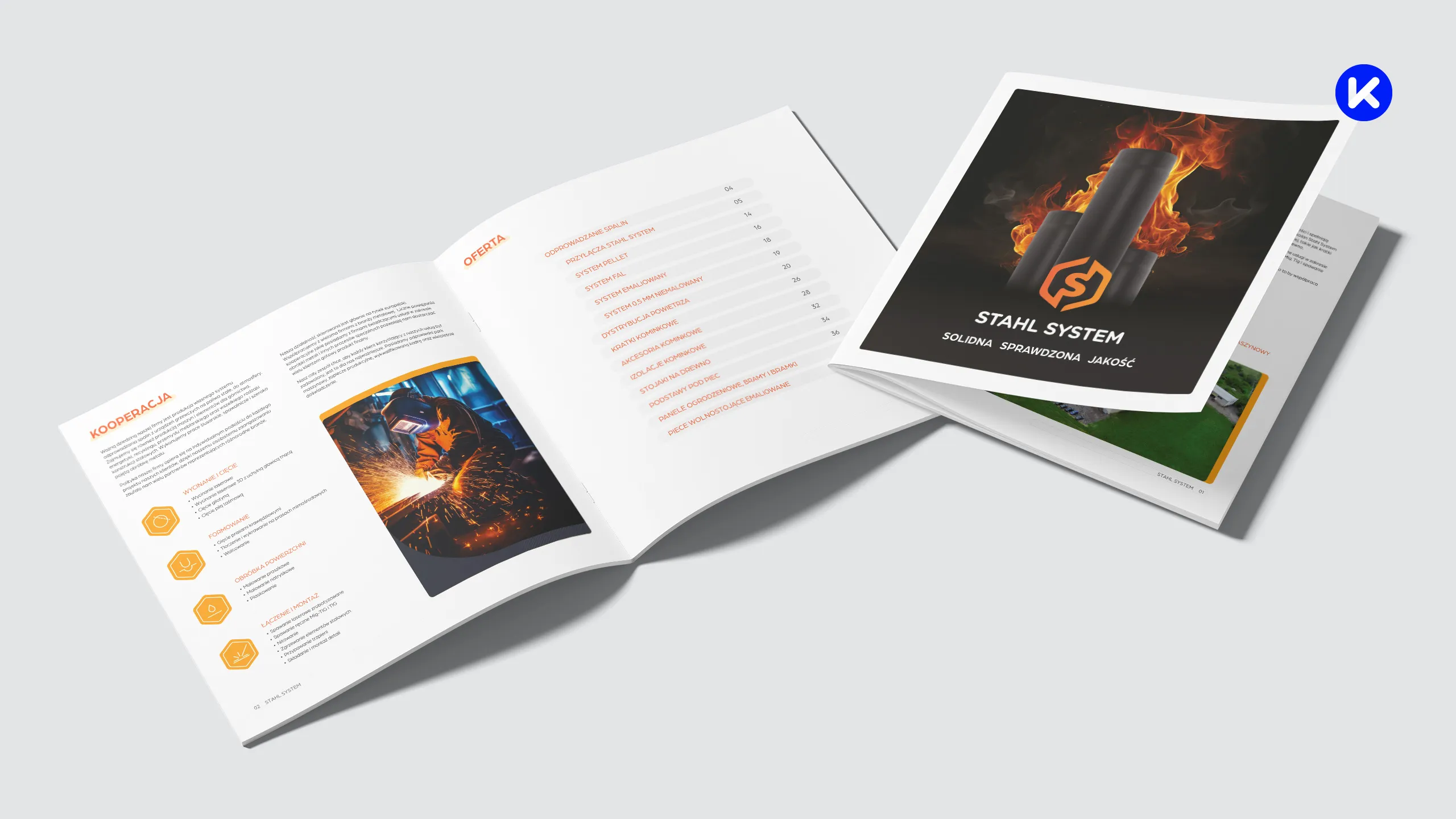 Otwarty katalog firmowy Stahl System z rozkładówką prezentującą ofertę systemów kominowych oraz okładką z motywem ognia