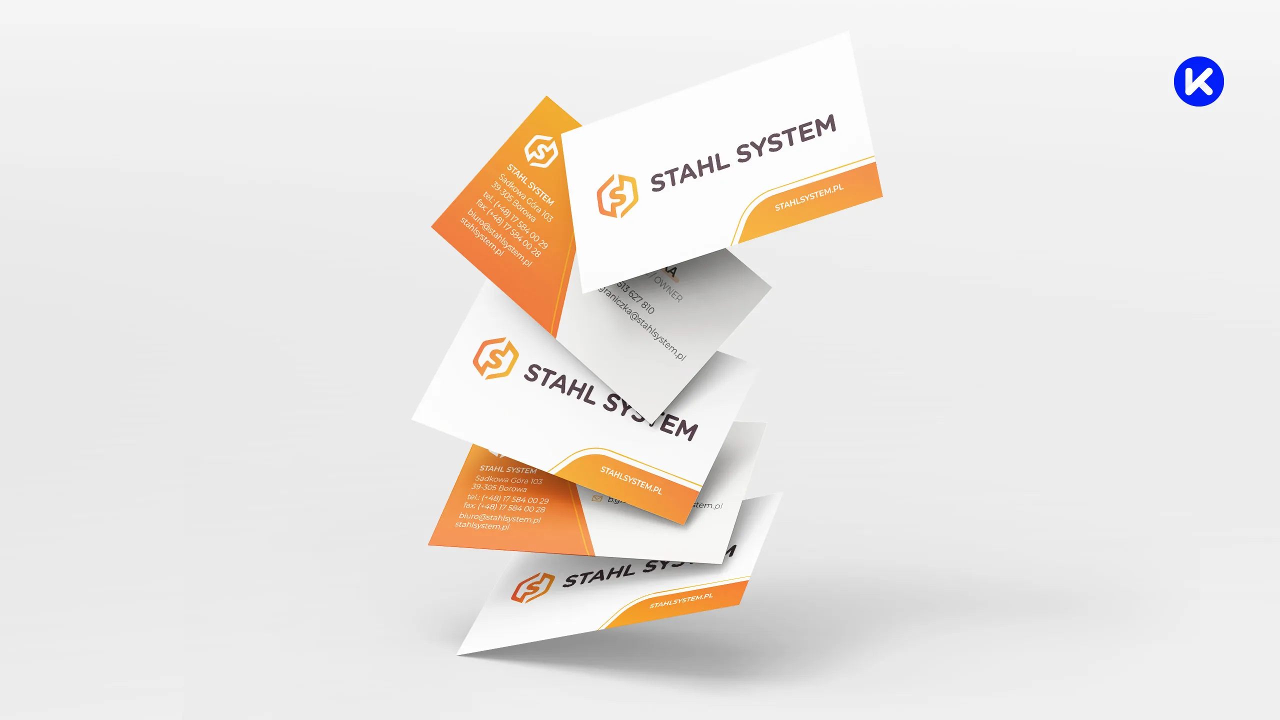 Wizytówki Stahl System w kolorystyce białej i pomarańczowej z logo producenta oraz danymi kontaktowymi