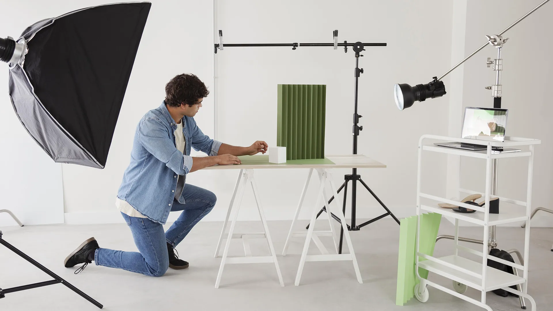 Przygotowanie planu do fotografii produktowej w studio