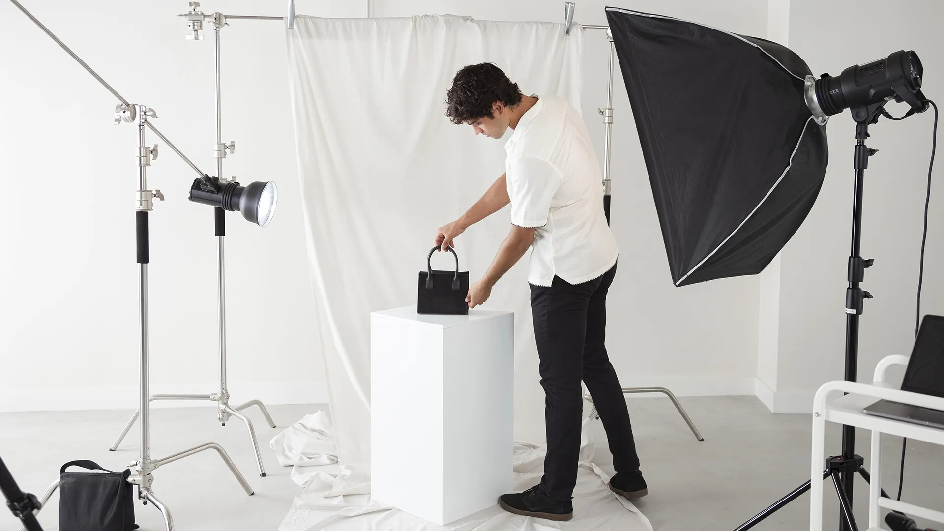Ustawienie produktu do fotografii produktowej w studio