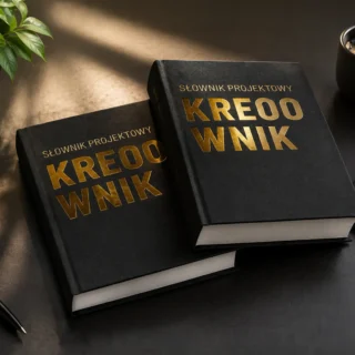Czarne książki z napisem KREOOWNIK jako słownik projektowy KREOO