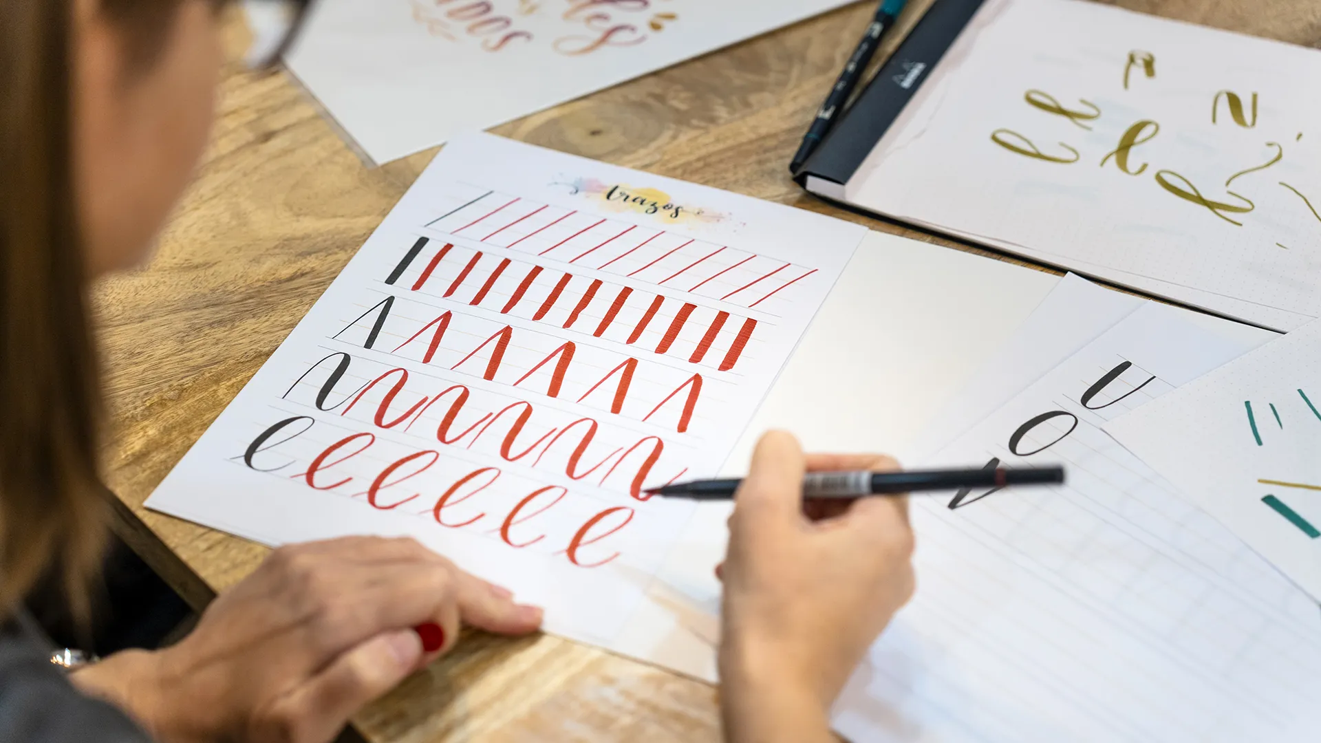 Projektowanie liter i ćwiczenia typograficzne podczas pracy nad projektem graficznym