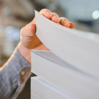 kontrola jakości papieru w druku arkusze papieru w dłoni