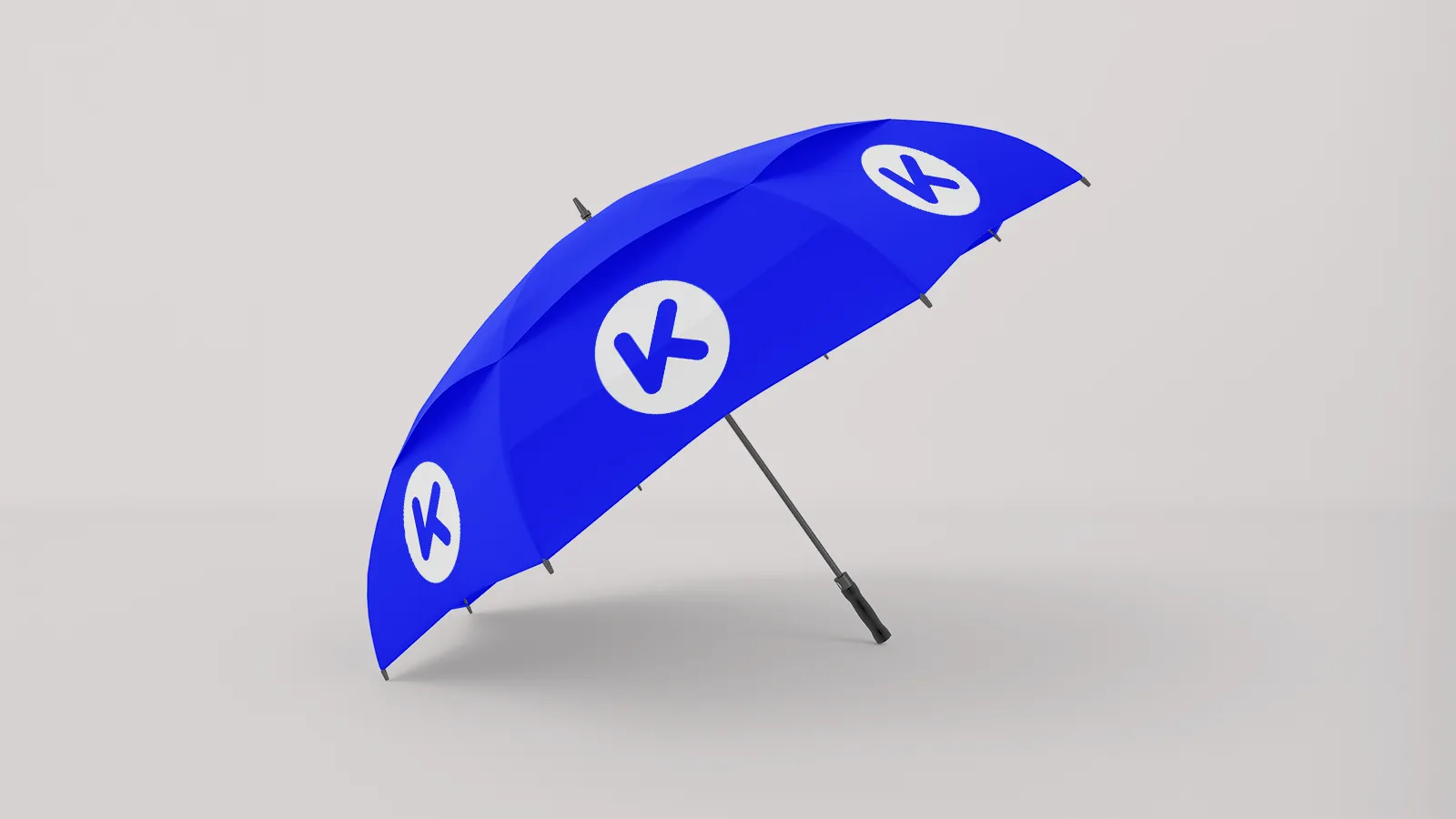Parasol z nadrukiem sygnetu KREOO jako przykład personalizacji gadżetów reklamowych
