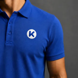 Koszulka polo z haftowanym logo KREOO jako przykład personalizacji gadżetów reklamowych