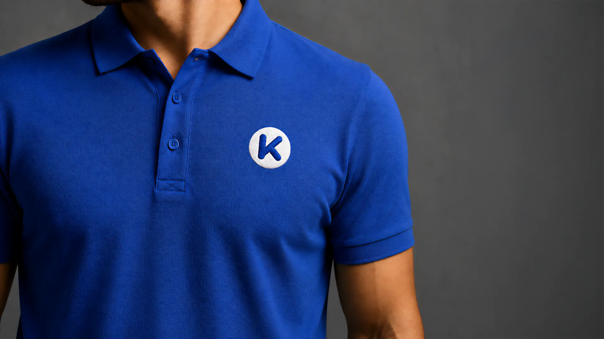 Koszulka polo z haftowanym logo KREOO jako przykład personalizacji gadżetów reklamowych