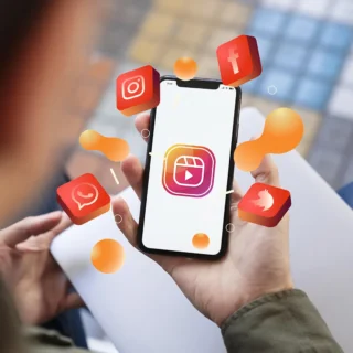 Krótkie animacje do social media pokazane na smartfonie z ikonami aplikacji społecznościowych