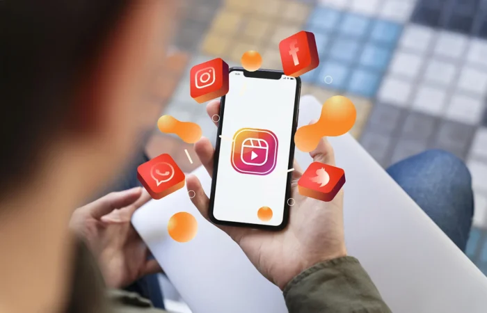 Krótkie animacje do social media pokazane na smartfonie z ikonami aplikacji społecznościowych