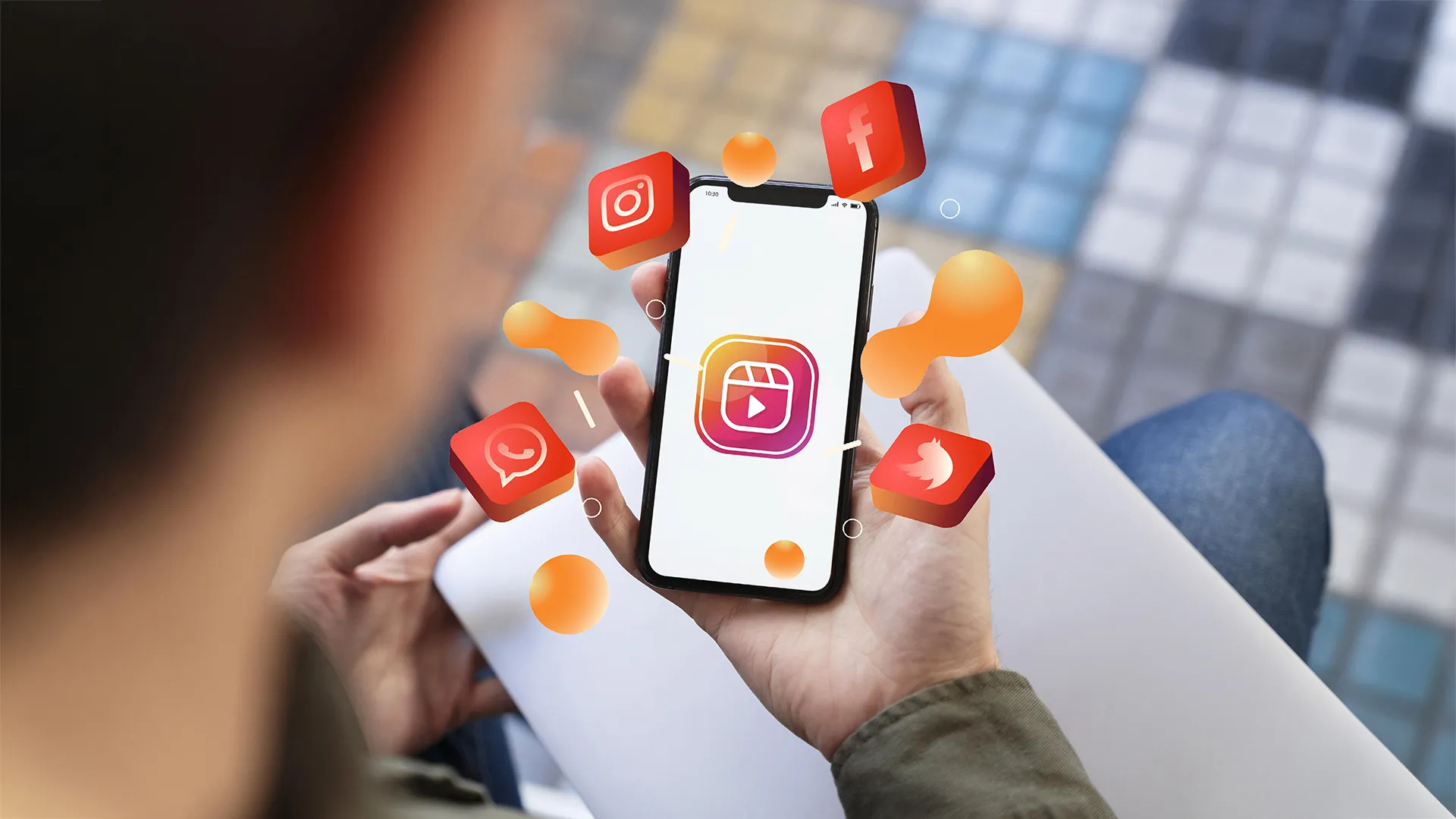 Krótkie animacje do social media pokazane na smartfonie z ikonami aplikacji społecznościowych