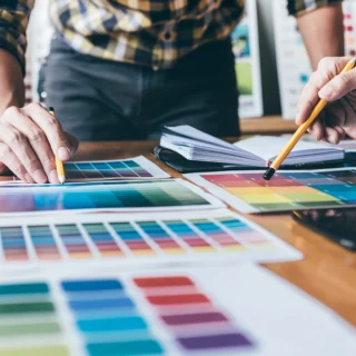 Projektowanie graficzne do druku i analiza kolorów na wydrukowanych próbach