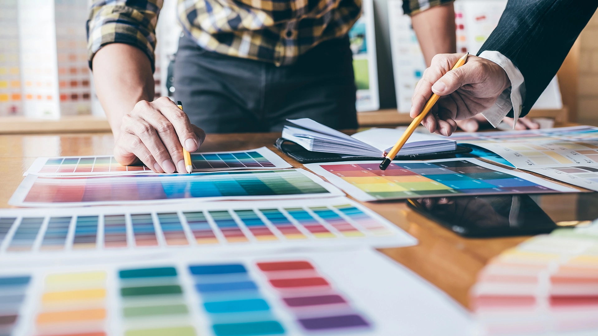 Projektowanie graficzne do druku i analiza kolorów na wydrukowanych próbach