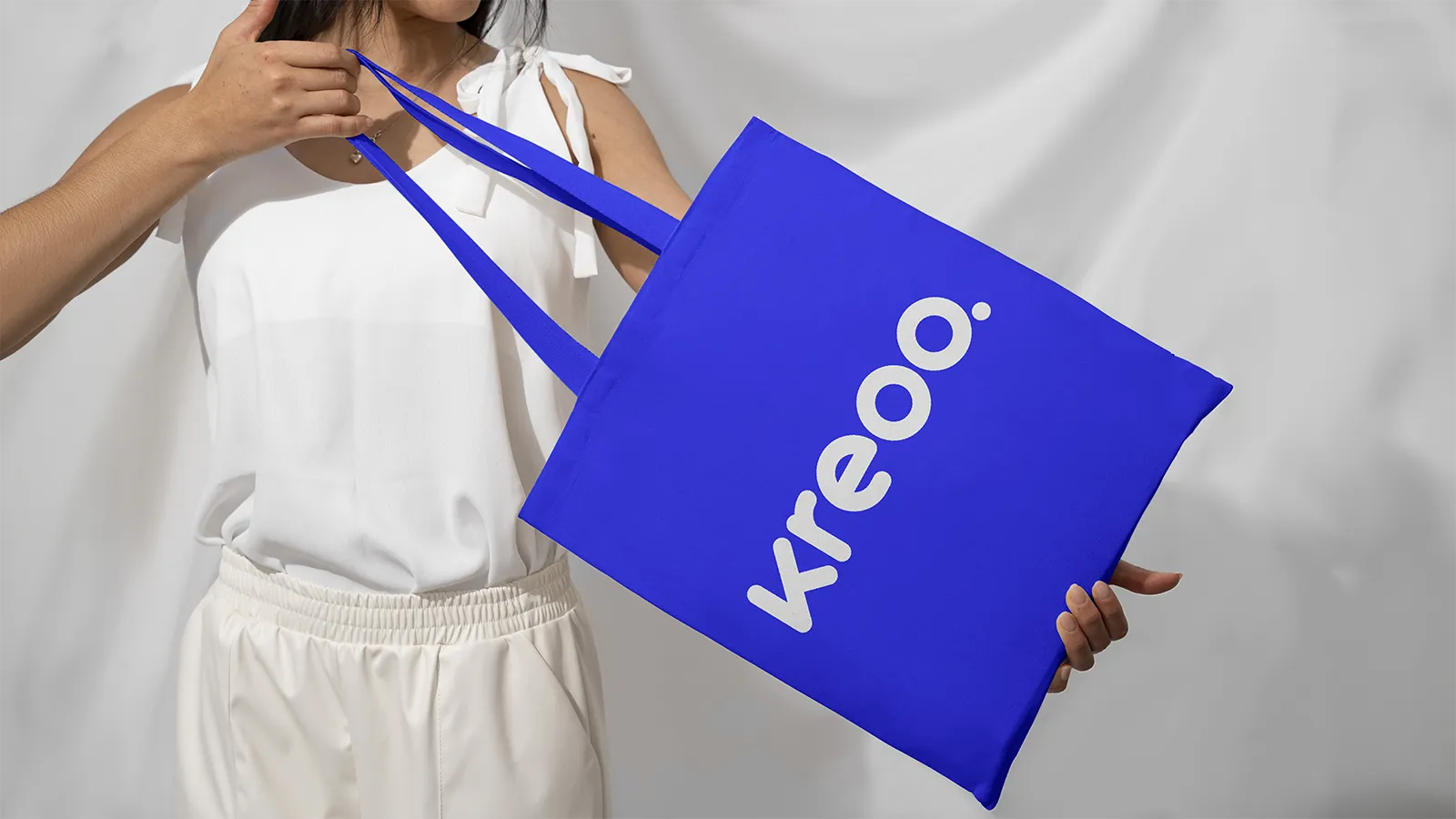 Torba z nadrukiem logo KREOO jako przykład personalizacji gadżetów reklamowych