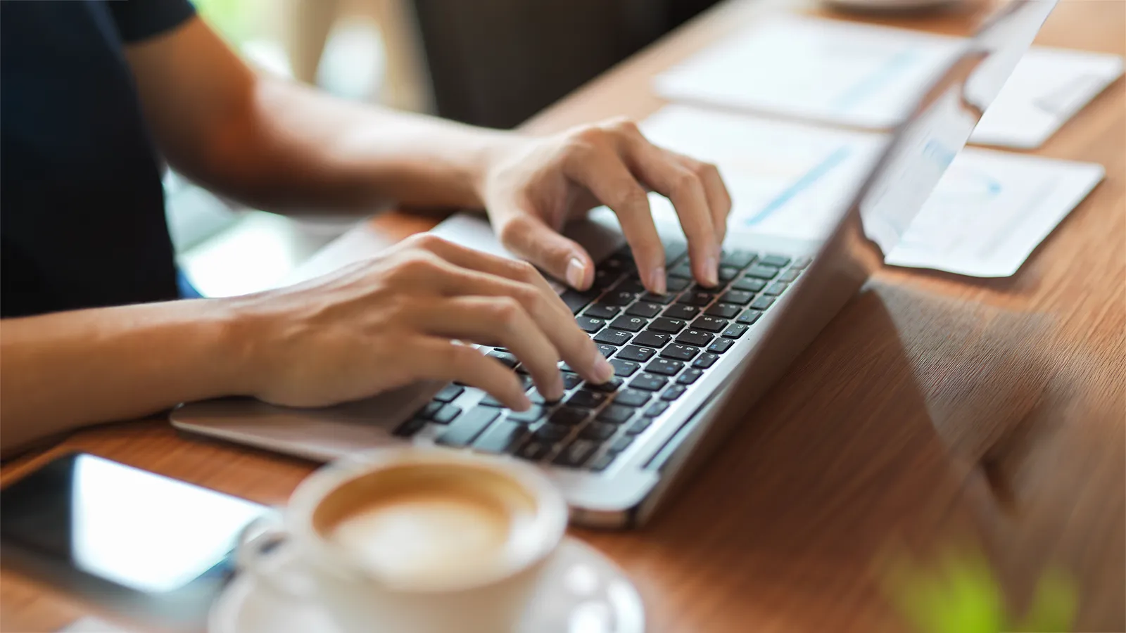 Tworzenie treści na blog firmowy przy laptopie