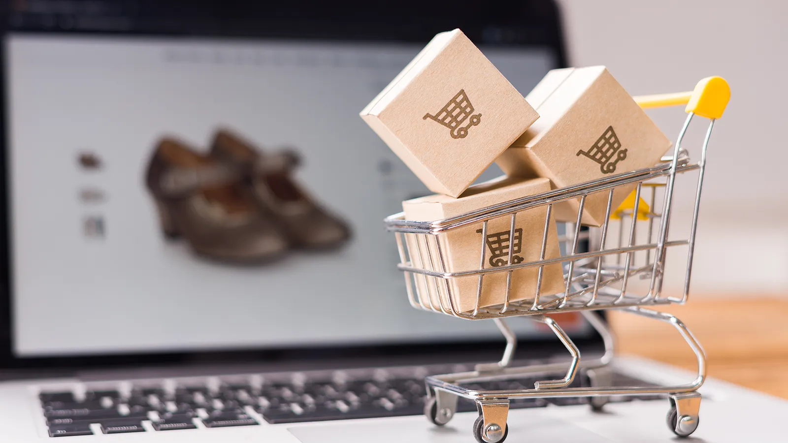 Zdjęcia produktów w sklepie internetowym wspierające decyzje zakupowe klientów
